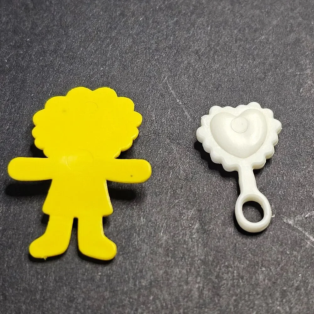 Vtg Barbie Little Sister (Kelly/Krissy) Yellow Rag Doll White Rattle Accessories